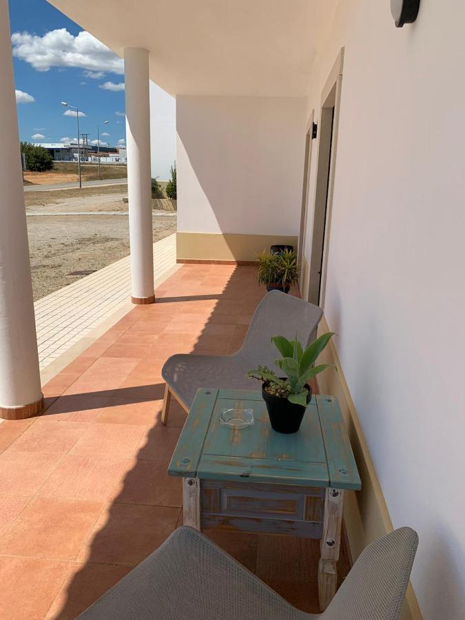Casa Mineira Guest House Феррейраш Экстерьер фото
